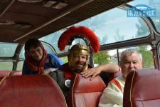 Römer im Oldtimer-Bus
